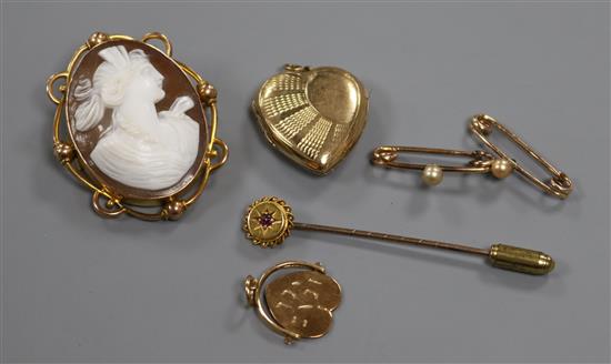 A 9ct gold mounted cameo brooch, a 9ct gold heart shaped locket pendant and three other items.